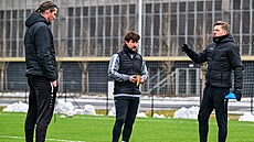 Asistenti trenéra Adrián Rolko a Luká� Vácha s hlavním kou�em Davidem Horej�em...