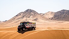 Martin Macík se svým kamionem znaky v rámci druhé etapy Rallye Dakar.
