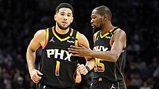 Devin Booker a Kevin Durant z Phoenix Suns bhem zápasu s Memphis Grizzlies.