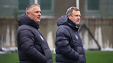 Manaer týmu Milan Valachovi a kou Pavel Vrba pozorují fotbalisty Lín na...
