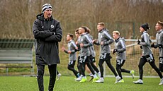 Kou Frantiek Straka cepuje eskobudjovické fotbalisty bhem zimní pípravy.