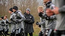 Trenér Franti�ek Straka sleduje �eskobud�jovické fotbalisty b�hem zimní...