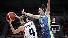 María Condeová z USK Praha brání b�hem euroligového utkání se Zaragozou.