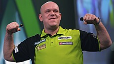 Nizozemský �ipka� Michael van Gerwen slaví v semifinále MS.