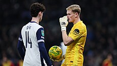 Branká� Antonín Kinský se baví s Archiem Grayem, spoluhrá�em z Tottenhamu, v...