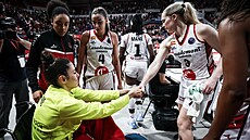 Hrá�ky Zaragozy vyjad�ují podporu zran�né Maríi Condeové z pra�ského USK.