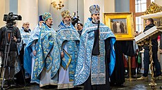 Nikolaj Lienjuk slouí s patriarchou Kirillem mi v Moskv. (6. listopadu...
