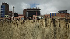 Kdy� se tu první yatiri zasídlili, byl okraj náhorní plo�iny mnohem dál. Te� u�...