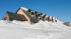 Poryvy v�tru bu�í do oken rychlostí 100 km/h. Okolní krajina je v zim� krajinou...