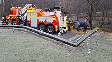 Kobyla spadla ve Velké Polomi na zamrzlém svahu, na nohy jí pomohli hasii se...