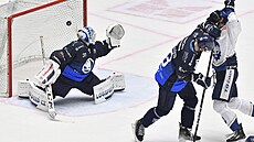 Plze�ský branká� Nick Malík inkasuje v duelu s Kladnem.