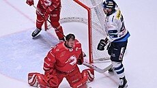 Liberecký Radim �imek dává gól proti T�inci.