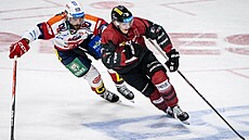 Robert Kousal z Pardubic nahání Jakuba Krejíka ze Sparty.