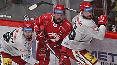 Petr Vrána z T�ince bojuje u mantinelu s hradeckými hrá�i.