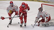 Libor Hudá�ek z T�ince bojuje o kotou� s Jakubem Pourem z Hradce Králové.