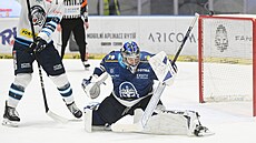 Kladenský gólman tpán Luke zasahuje v duelu s Libercem.