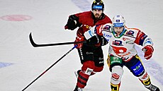 Michael �pa�ek ze Sparty podstupuje souboj s Patrikem Poulí�kem z Pardubic.