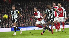 Alexander Isak z Newcastlu dává gól v utkání s Arsenalem.