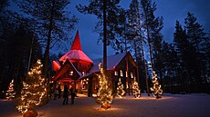 Turisté nav�t�vují Santovu vesni�ku ve finském Rovaniemi. (31. prosince 2024)