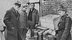 Sov�tský d�stojník a bývalí v�zni koncentra�ního tábora Osv�tim u krabice s...