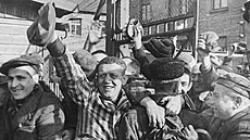 V�zni koncentra�ního tábora Osv�tim vítají Rudou armádu. (27. ledna 1945)