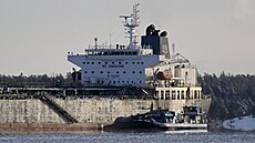 Údr�bá�ská lo� M/S Hessu je vid�t vedle ropného tankeru Eagle S, který kotví...