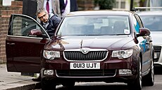 Rowan Atkinson vyrazil na nákupy do Londýna kodou Superb. (21. íjna 2013)