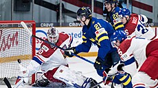 Dorá�ející �védský úto�ník Herman Traff (21) podruhé p�ekonává bezmocného...