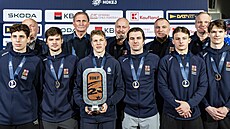 Hokejoví junioi pózují s trofejí za tetí místo ze svtového ampionátu 2025....