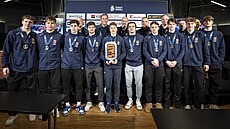 Hokejoví junioi pózují s trofejí za tetí místo ze svtového ampionátu 2025....