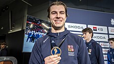 Hokejový obránce Vojtch Husinecký se chlubí bronzovou medailí z mistrovství...