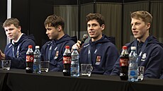 Bronzoví hokejoví junioi se vrátili dom. Zleva sedí Jan Kavan, Adam Novotný,...
