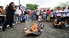 Demonstranti spálili podobiznu ekvádorského prezidenta Daniela Noboy bhem...