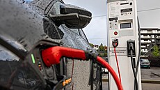Elektromobil n�mecké automobilky Audi se nabíjí prost�ednictvím nabíjecí...