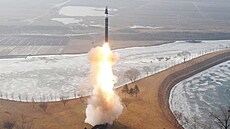 Severní Korea v pond�lí odpálila patrn� balistickou st�elu do mo�e u východního...