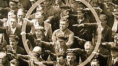 August Landmesser se rozhodl nejít s davem. Pi návtv Hitlera v Hamburku...