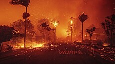 íení poáru v Los Angeles ohrouje tisíce budov, nkteré ji ohe pohltil....