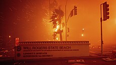 V�trná bou�e v Los Angeles pohání po�ár, který ohro�uje tisíce budov. (8. ledna...
