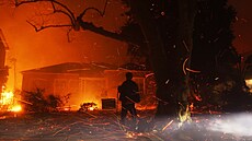 V�trná bou�e v Los Angeles pohání po�ár, který ohro�uje tisíce budov. (8. ledna...