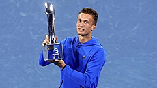 Ji�í Lehe�ka pózuje s trofejí pro vít�ze turnaje v Brisbane.
