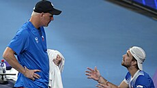 Tomáš Macháč vysvětluje trenéru Danielu Vackovi, že ho v semifinále United Cupu...