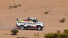 Martin Macík vede svj kamion poutí u msta Bia v první etap Rallye Dakar.