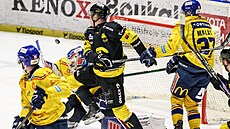 Nepehledná situace ped budjovickým brankáem Milanem Kloukem, do které je...