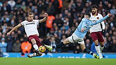 Tomá� Sou�ek z West Hamu (vlevo) brání st�ele Phila Fodena z Manchesteru City.