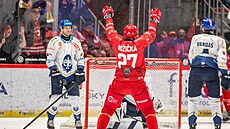 Martin R��i�ka z T�ince p�ekonal kladenskou obranu a slaví gól.