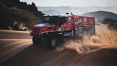 �eský závodník Ale� Loprais s navigátorem Davidem K�ípalem a palubním...