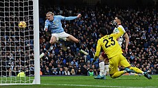 Erling Haaland (vlevo) posílá mí� do brány West Hamu a za�izuje Manchesteru...