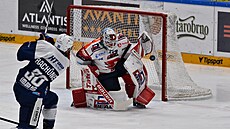 Jen s vyptím vech sil dokázal pardubický branká Roman Will vykrýt stelu...