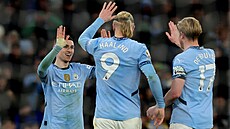 P�vodce �tvrtého gólu Manchesteru City Phil Foden slaví sv�j úsp�ch s autem...