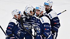 Luká� Cingel (druhý zprava) se s brn�nskými spoluhrá�i raduje z z branky.
